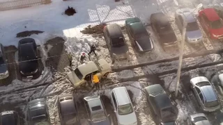 Ребята в Кирове перетаскивают авто