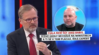 Fiala není šéf jako Babiš. Těžké úkoly nechává na ministrech a ti se v tom plácají, říká expert