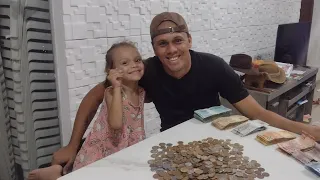 Abri meu cofrinho depois de 1 ano e meio juntando dinheiro nele!!! Vamos ver quanto consegui juntar?