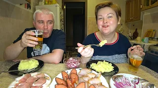 Мукбанг ШИКАРНЫЙ ужин 🍝🍺 стол ЛОМИТСЯ от еды! 🥗🍖 Селедка, картошка, рыба, сало и ПИВО