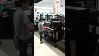 Niño toca el piano increiblemente en tiendas Liverpool.