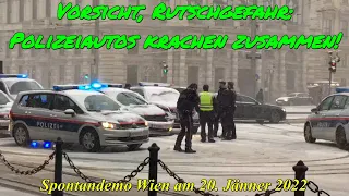 POLIZEIAUTOS KRACHEN ZUSAMMEN bei der SPONTANDEMO WIEN am 20. Jänner 2022