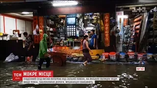 Через сильну повінь на у Китаї закрили автошляхи та проводять евакуацію населення