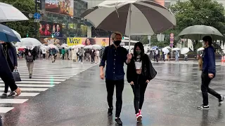 Picking up Girls with the Huge Umbrella in Tokyo, Japan