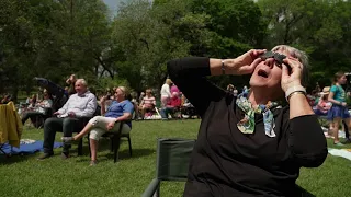 Thousands watch eclipse at Fort Worth Botanic Garden