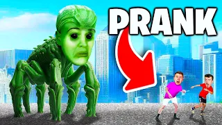 Prankuju KAMARÁDA TRANSFORMACÍ v Minecraftu!