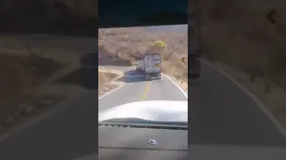 tráiler con doble remolque choca de frente en curba