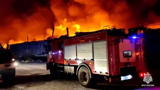 Крупный пожар на складе в Красноярске на ул. Пограничников