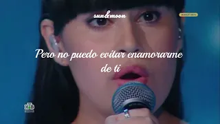 la mujer que canta como Ángel y Demonio