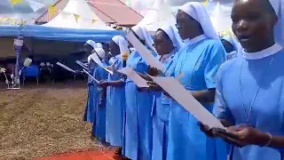 Masista wa FSSB wakiimba wimbo wa Shirika siku ya uzinduzi wa convent ya Mt.Paulo wa II Biharamulo