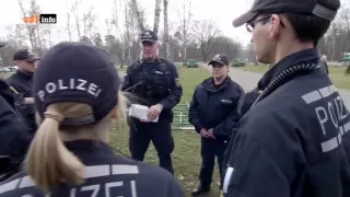 ZDFinfo - Doku - Auch Mensch - Polizeiarbeit bei Fußballspielen