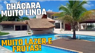 LINDA CHÁCARA DE ALTO PADRÃO COM EXCELENTE ESTRUTURA DE LAZER EM ÓTIMA LOCALIZAÇÃO E COM POMAR