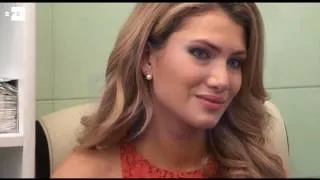 La española Miss Mundo, Mireia Lalaguna, en apoyo contra VIH