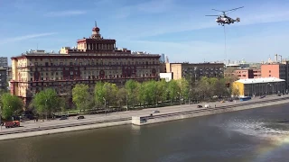 Вертолет МЧС набирает воду в Москва реке