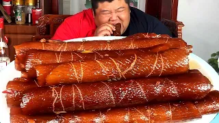 Monkey brother bought 9kg of pigskin to make a spicy and delicious pigskin roll  full of collagen