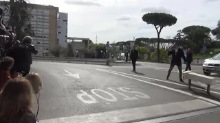 Papa Francesco lascia l'ospedale, le immagini