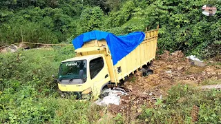 Truck Terbalik Masuk Jurang Memperburuk Suasana di Batu jomba