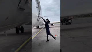стюардесса открывает трап в самолёте.