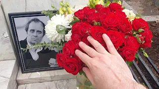 на могиле Олега Борисова в день памяти 🙏 Новодевичье кладбище 28 апреля 2023 / портрет и букет роз