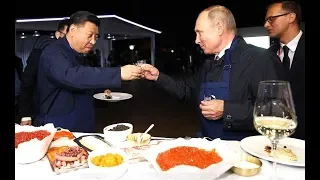 Владивосток. Путин и Си Цзиньпин испекли блины и отведали мёда
