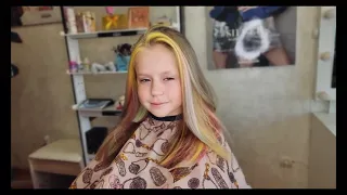 Яркое окрашивание волос с цветными прядями для школьницы на лето 🌈