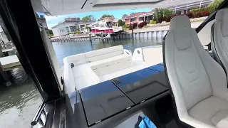 47’ Azimut Verve rotating out of a tight slip