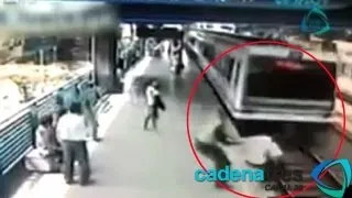 Policía colombiano evita suicidio de un hombre en el Metro de Medellín, Colombia