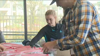 Volunteers spreading love with Austin's homeless on Valentine's Day | KVUE