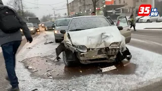 В Вологде водитель на перекрестке устроил аварию из трех машин