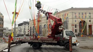 Романтический подарок в окно с помощью автовышки