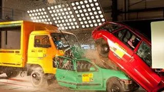 Crash test Camion contro auto in coda