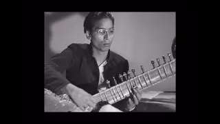 Ust Vilayat Khan aged 16 - rare video