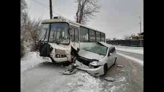 В центре Минусинска иномарка протаранила автобус