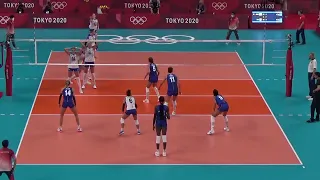 Ofelia Malinov setting Italy vs Russia at Tokyo Olympics