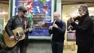 БГ выступает в киевском метро Золотые Ворота