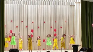 Танцевальный коллектив "Карамельки". Танец "Я рисую речку"