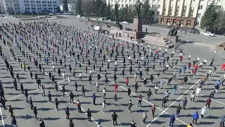 Тысячи ставропольцев начали день с зарядки на главной площади края