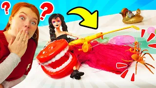 Wednesday angelt ein Meeresungeheuer! Puppen Video mit Irene und Barbie Puppen - Magisches Schloss