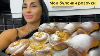 ДЕЛО БЫЛО ВЕЧЕРОМ ,ДЕЛАТЬ БЫЛО НЕЧЕГО ,НАПЕКЛА БУЛОЧЕК ПЫШНЫХ И ВКУСНЫХ ,С ИЗЮМОМ И ЯБЛОКАМИ🥐🍏🍎🍇