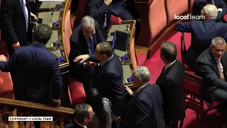 Senato, Silvio Berlusconi entra in aula per il voto di fiducia al governo Meloni