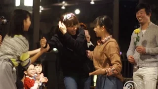 フラッシュモブ サプライズ プロポーズ 幸せのバラは誰の手に!? Are You O.K? Flashmob Surprise Proposal