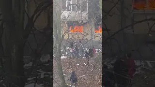 Люди прыгают из окон на пожаре в Балтийске