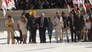 Representantes do ‘povo’ e cachorra sobem a rampa com Lula | AFP