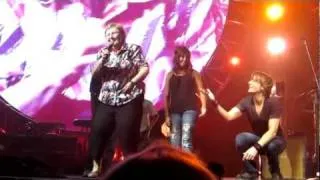 Lady Tries to Sing Kiss a Girl With Keith Urban