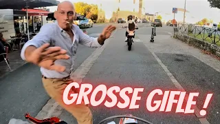 😡UN MOTARD SE PREND UNE GROSSE GIFLE PAR UN FOU !🥊 (ça pique)