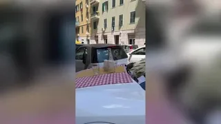 Roma, suv sul marciapiede: i passanti apparecchiano sul cofano con tovaglia e bicchieri