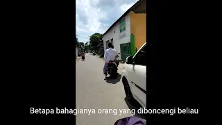 Gus Baha bonceng orang lewat