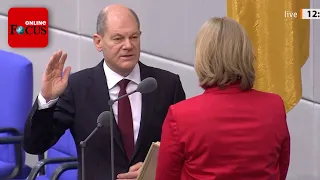 Kanzler Olaf Scholz wird im Bundestag vereidigt und schwört auf das Grundgesetz