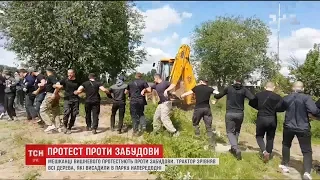 У Вишневому забудовники знесли трактором дерева, де за генеральним планом мав бути парк