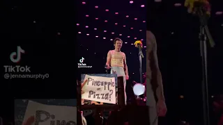 Harry styles reading fans sign ( Pineapple or pizza )